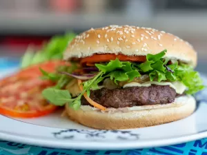 Hambúrguer caseiro que cabe na dieta leva mix de folhas e tomate fatiado