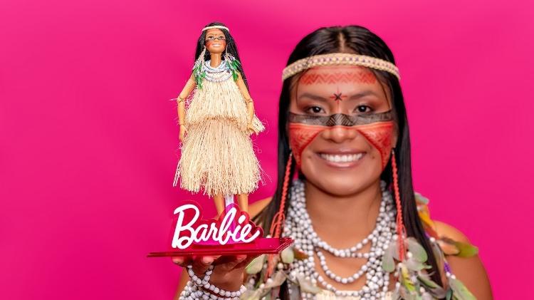 Maira Gomez e a Barbie feita em sua homenagem 