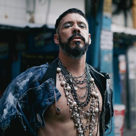 Cantor Almério reflete e canta o tempo em suas diversas facetas Cantor Almério reflete e canta o tempo em suas diversas facetas