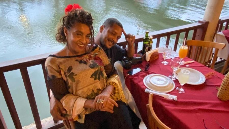 Elisa Lucinda posta foto no aniversário de 35 anos do marido, Jonathan Estrella