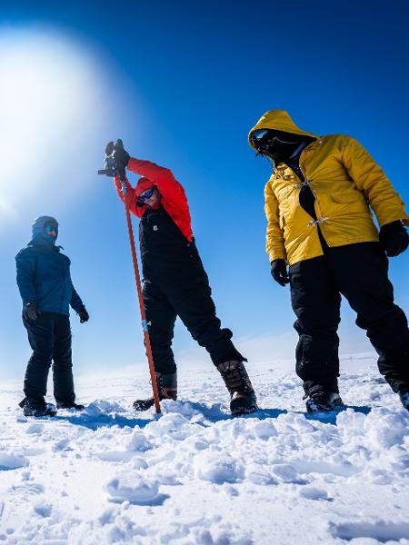 Os cientistas coletaram amostras de gelo, neve, plantas e microrganismos para entender como a Antártida está reagindo às mudanças climáticas Os cientistas coletaram amostras de gelo, neve, plantas e microrganismos para entender como a Antártida está reagindo às mudanças climáticas