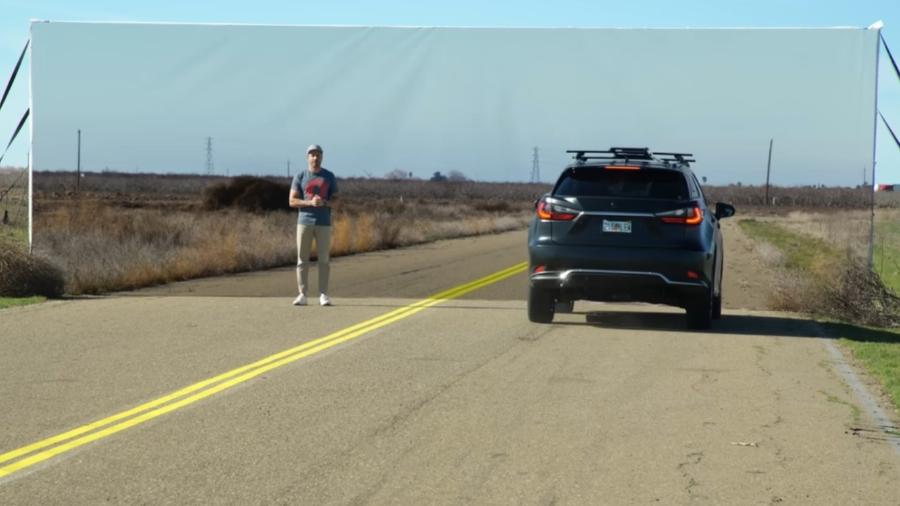 Youtuber faz teste de softwares autônomos para carros Youtuber faz teste de softwares autônomos para carros