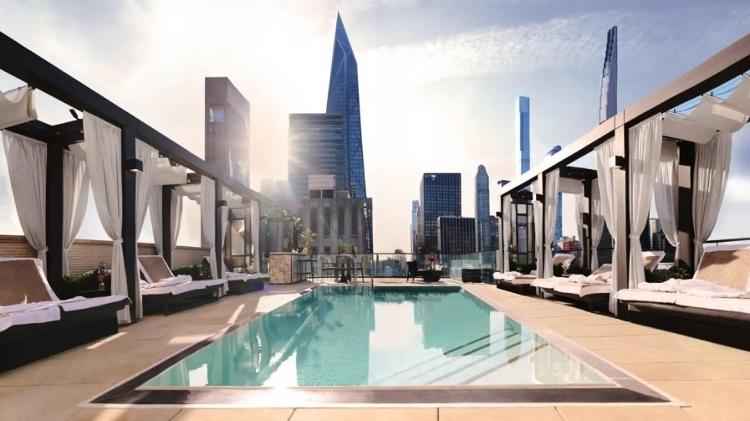 Piscina na cobertura do Mandarin Oriental Residences, que hospedou George Clooney Piscina na cobertura do Mandarin Oriental Residences, que hospedou George Clooney
