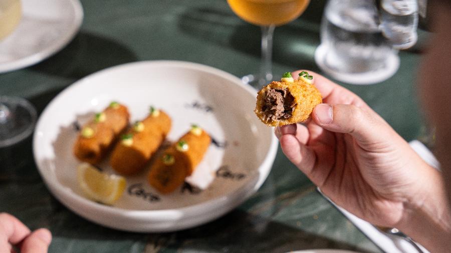 Croqueta cremosa de lingua de boi, servida com aioli, do Caco, para Festival de Tapas 2025 Croqueta cremosa de lingua de boi, servida com aioli, do Caco, para Festival de Tapas 2025