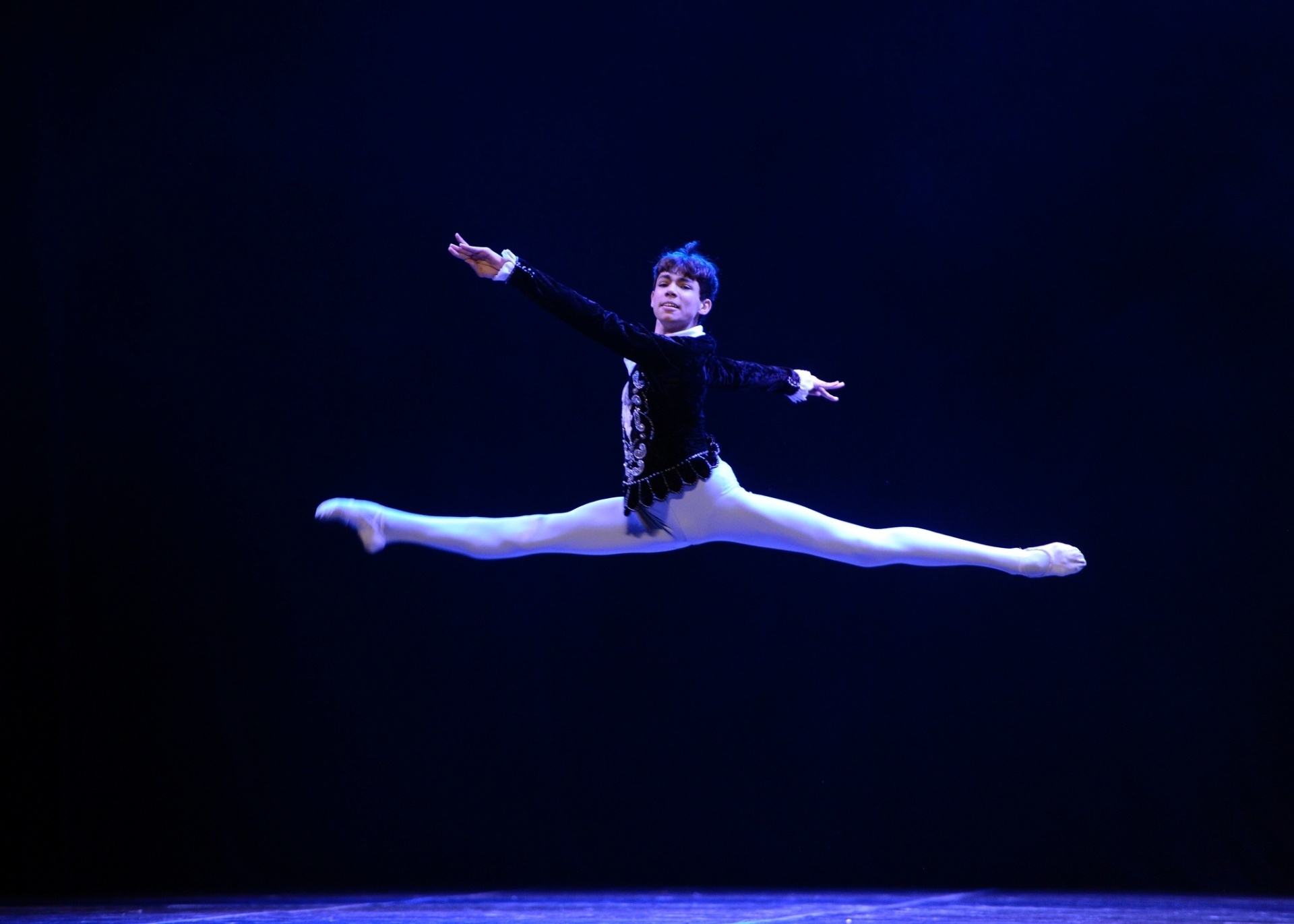 24.jul.2015 - O bailarino Victor Caixeta, da Vórtice Escola de Danças de Uberlândia (MG), ficou em primeiro lugar na categoria Balé Clássico de Repertório - Variação Masculina - Júnior, no 33º Festival de Dança de Joinville, com a coreografia "Lago dos Cisnes" - Nilson Bastian/Divulgação