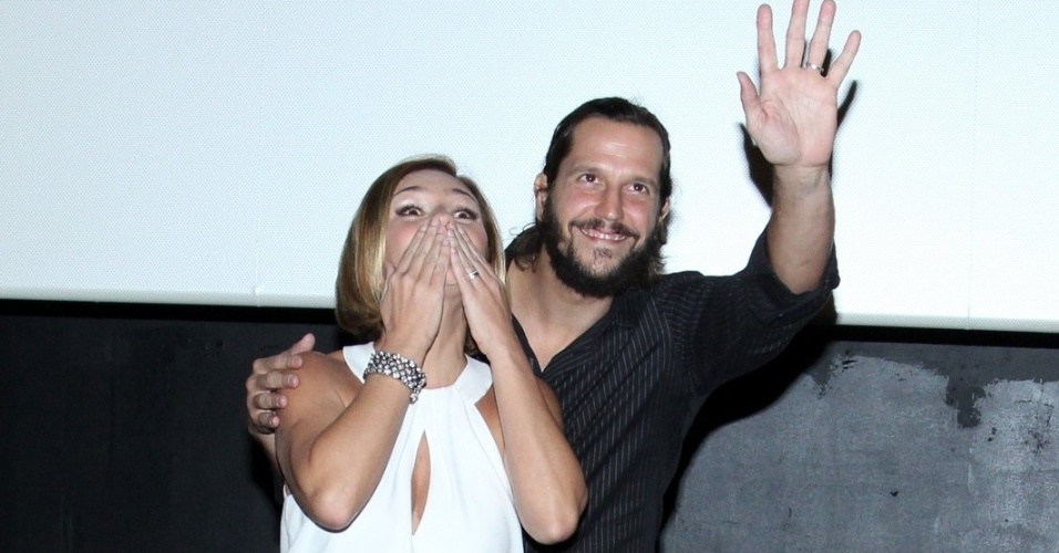 3.ago.2015- Adriane Esteves e Vladimir Brichta  acenam para convidados que prestigiaram lançamento do filme