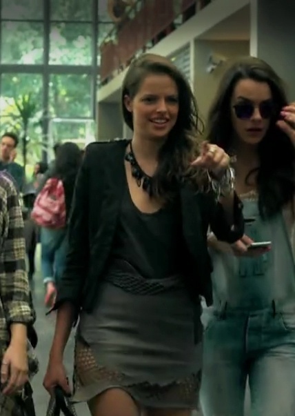 O couro é o principal material usado nas roupas de Giovanna (Agatha Moreira). Ele é visto não apenas nas jaquetas, mas também em saias e shorts da personagem - Divulgação/Globo