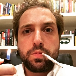 Humorista posta foto com cigarro suspeito na boca