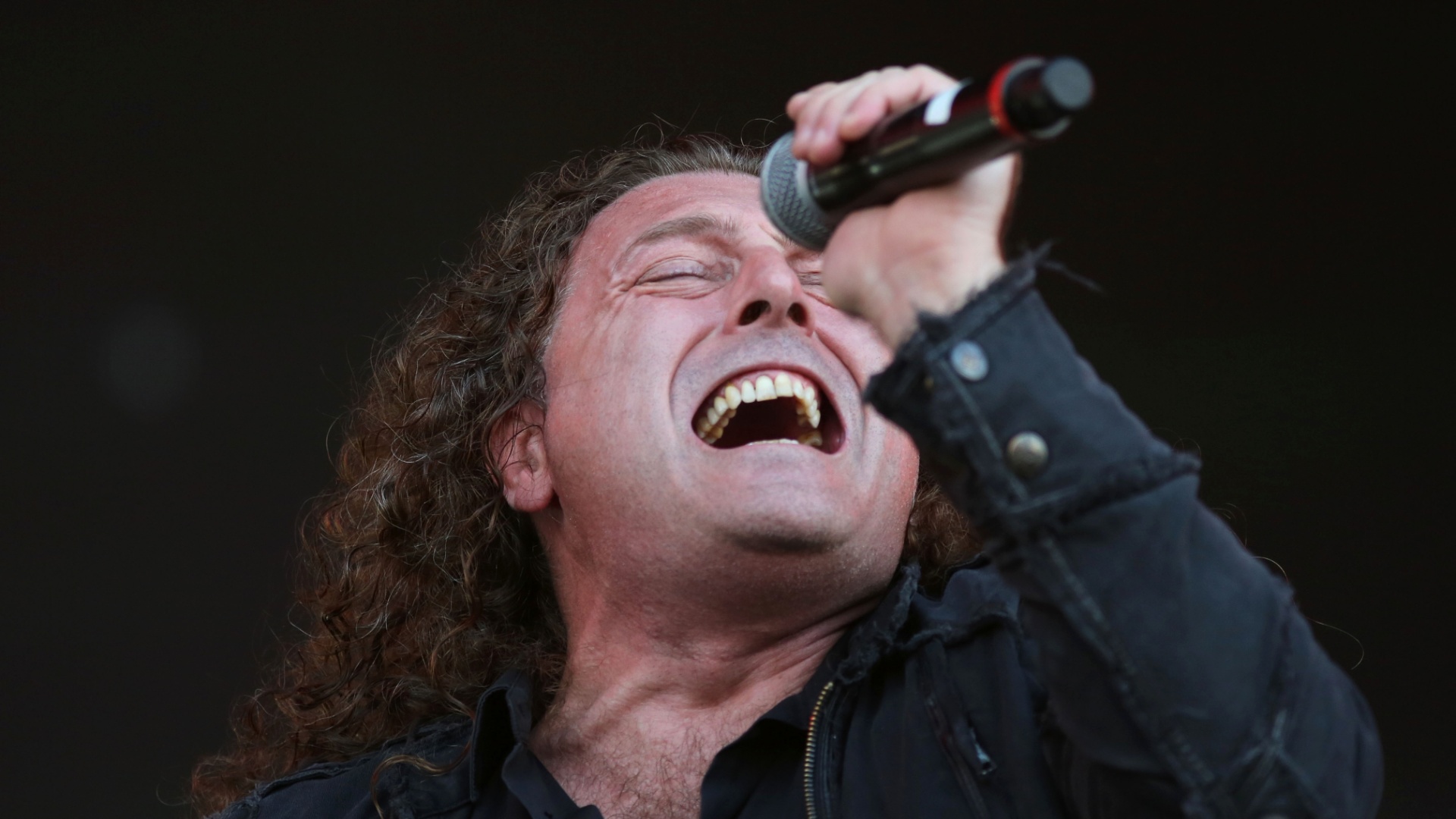 19.set.2015 - A banda Angra se apresenta no palco Sunset, com direito a novo guitarrista e participação de Doro Pesch e Dee Snider, vocalista e lider da banda americana Twisted Sisters. - Fernando Maia/UOL