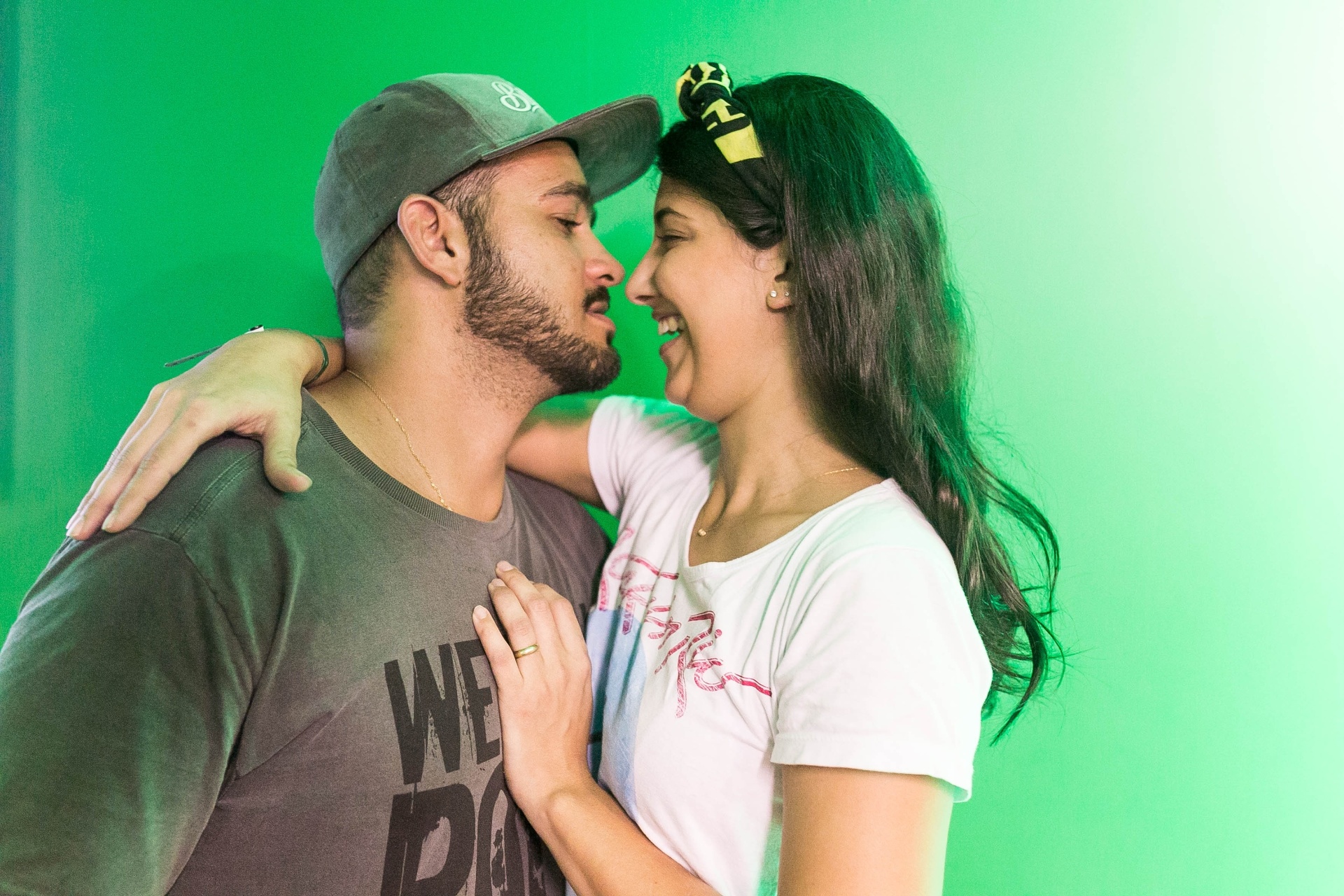 25.set.2015 - Raphael Dias, 32, e Gizele Pimenta, 31, comemoraram antecipadamente no Rock in Rio seus dois anos de casados (que completam em novembro). Em 2013, Raphael fez o pedido de casamento no festival, no alto da tirolesa, com o vídeo sendo transmitido para todo público - Bruno Ryfer/Divulgação