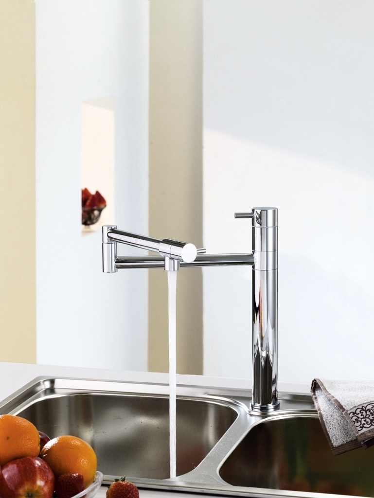 O misturador monocomando Bistrô, da Perflex (perflex.com.br), mede 32,4 cm de altura e tem comprimento total de 42 cm. O acabamento cromado biníquel é de alta resistência e a peça é 100% composta de liga metálica nobre (cobre e zinco). A bica é móvel e detém arejador para redução do consumo de água. A fabricante promete bom desempenho, mesmo sob baixa pressão de água e alcance de até 84 cm. A garantia é de doze anos - Divulgação