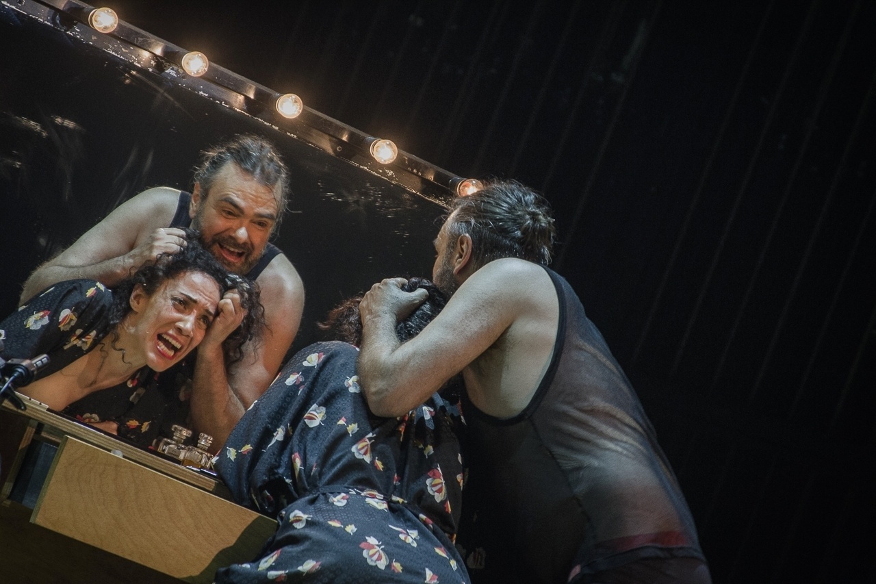 Cena da peça "Navalha na Carne", escrita em 1967 por Plínio Marcos e remontada em 2015 pelo grupo Oficina, em São Paulo - Jennifer Glass/UOL