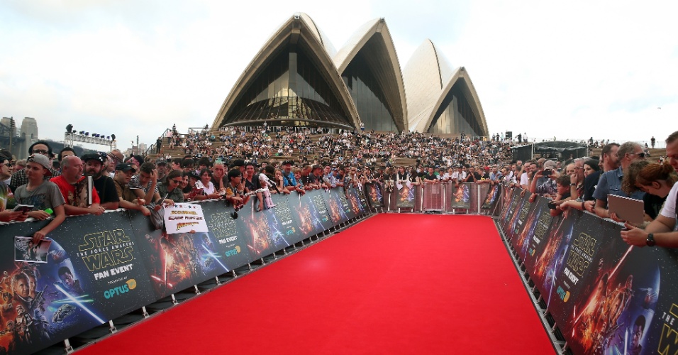 10.dez.2015 - Fãs de "Star Wars" lotam a Opera House em Sydney, na Austrália