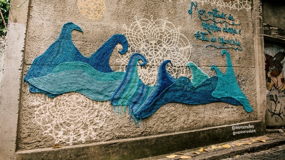 A paulista Karen Bazzeo, 30, tem usado um hobby de infância, o crochê, em instalações em muros de cidades como São Paulo e Rio de Janeiro - Lucas Hirai