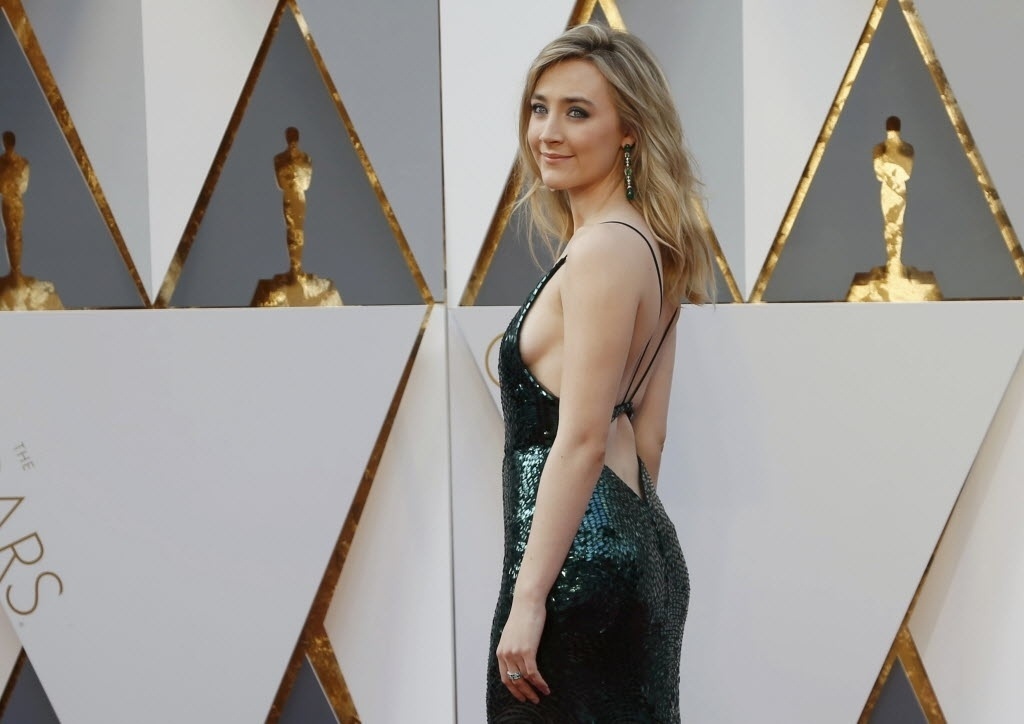 28.fev.2016 - Saoirse Ronan, indicada ao prêmio de melhor atriz por seu papel por "Brooklyn", chega ao Oscar 2016 - Lucy Nicholson/Reuters