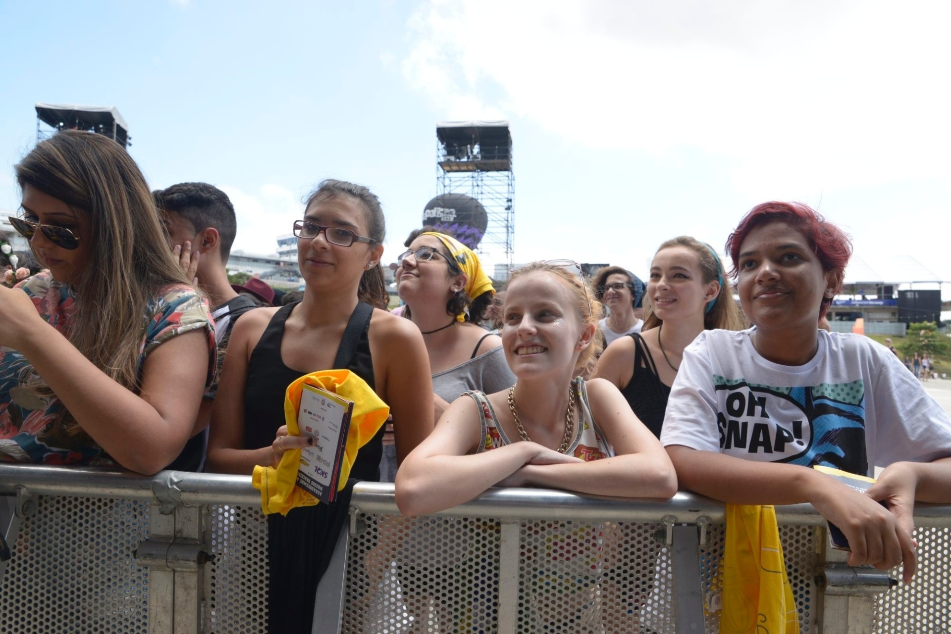 12.mar.2016 - Público assiste na grade ao show da banda Ego Kill Talent, que abriu o primeiro dia do Lollapalooza Brasil 2016, no autódromo de Interlagos, em São Paulo - Rafael Roncato/UOL