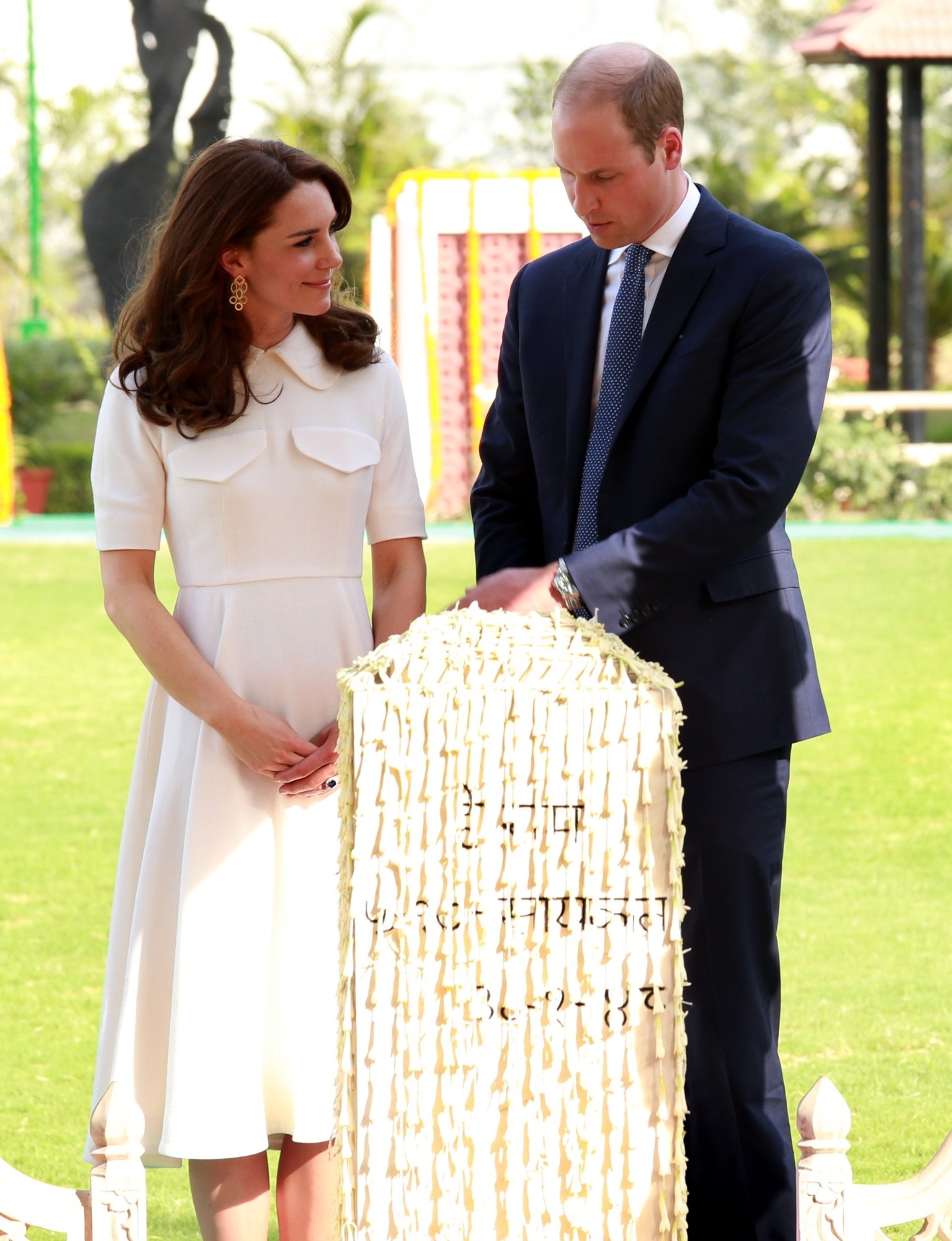 11.abr.2016 - Kate Middleton e o príncipe William fazen visita oficial ao Gandhi Smritim, local em Nova Déli onde o líder indiano Gandhi foi assassinado - Xinhua