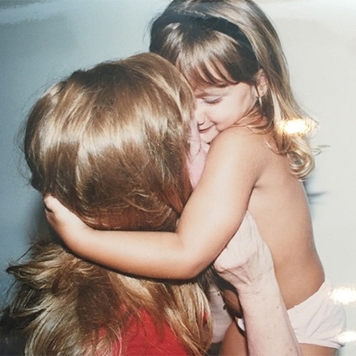 Em outro momento fofo da "princesinha", Sasha aparece beijando a avó, Alda, mãe de Xuxa - Reprodução/Instagram/xuxamenegheloficial