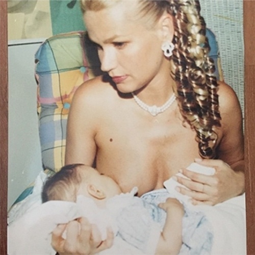 Xuxa amamentando Sasha recém-nascida é uma das melhores fotos feitas de mãe e filha - Reprodução/Instagram/xuxamenegheloficial