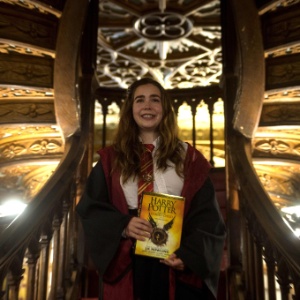 A livraria tem uma famosa escada escarlate que decora o centro da livraria - Miguel Riopa/AFP