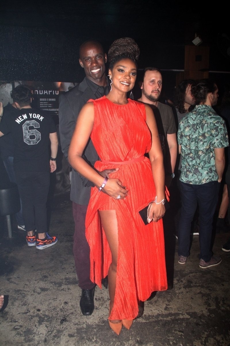 8.ago.2016 - Cris Vianna e o namorado, Luiz Roque, na festa de aniversário de Preta Gil - Thyago Andrade /BrazilNews