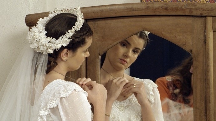 Agosto.2016 - Mafalda (Camila Queiroz) ficou uma graça de vestido de noiva em "Êta Mundo Bom!". Com véu, grinalda e babados, o visual ficou a cara da menina para o casamento com Romeu (Klebber Toledo) - Reprodução/GShow