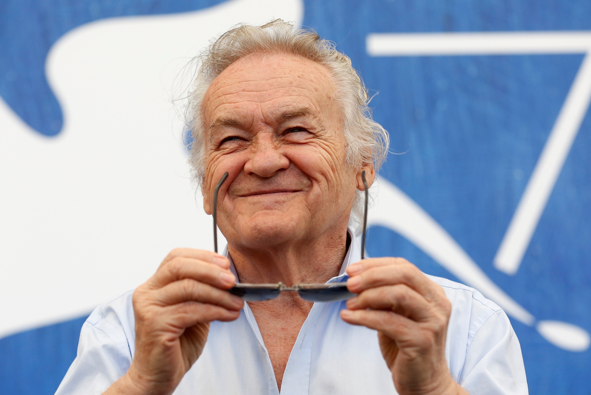 31.ago.2016 - O diretor polonês Jerzy Skolimowski recebe um Leão de Ouro honorário pelo conjunto de sua obra antes da exibição de "La La Land", filme que abre o Festival de Veneza neste ano - Alessandro Bianchi/Reuters