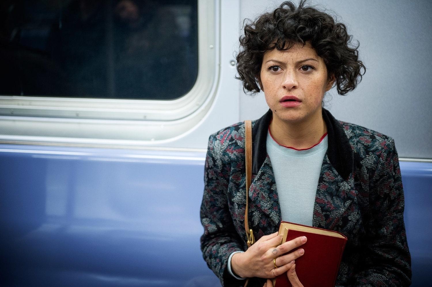Dory (Alia Shawkat) em cena da série "Search Party" - Divulgação