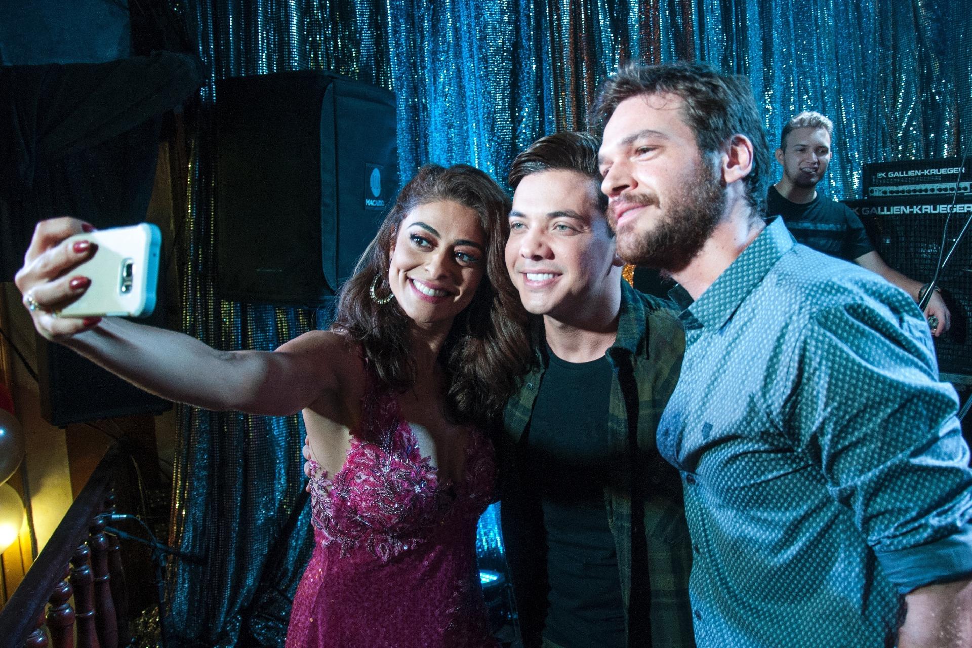 Juliana Paes e Emílio Dantas fazem selfie com Wesley Safadão na gravação de "A Força do Querer" na Estudantina, no Rio - Estevam Avellar/TV Globo