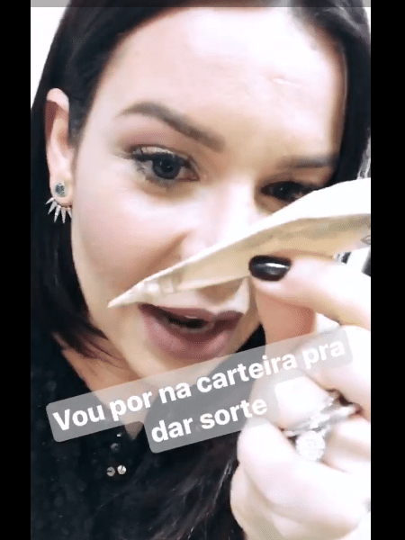 Fernanda Souza pegou aviãozinho de Silvio Santos e guardou de recordação - Reprodução/Instagram - Reprodução/Instagram