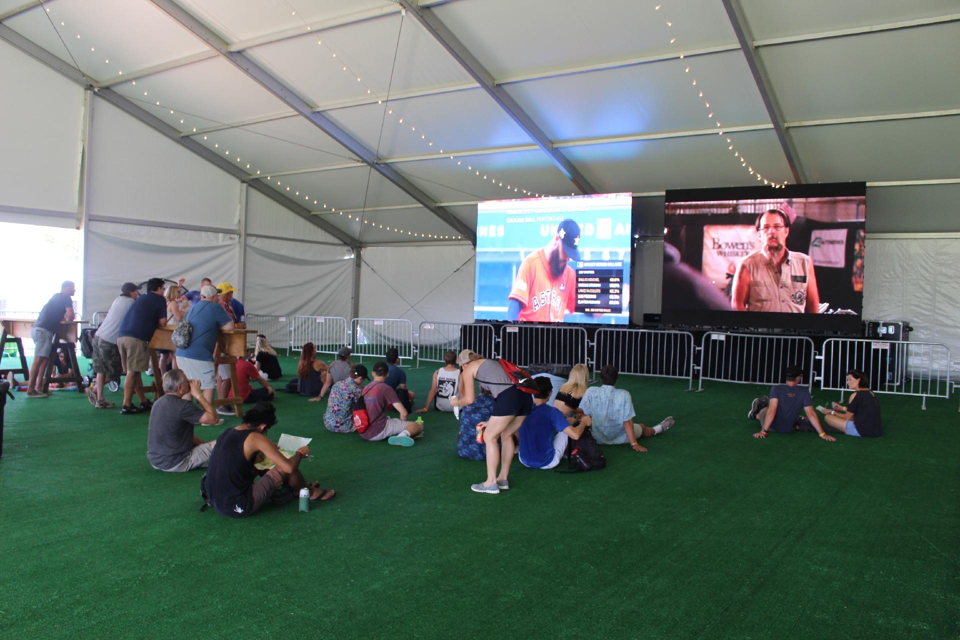 Dentro de uma área que vende cerveja artesanal, no Austin City Limits, o público pode assistir a jogos de basebol em um telão - Felipe Branco Cruz/UOL