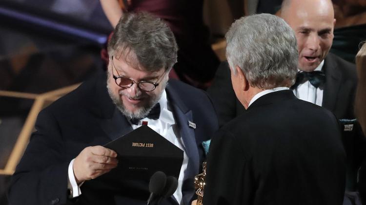 Diretor de "A Forma da Água", Guillermo del Toro confere se realmente venceu o Oscar de melhor filme - REUTERS/Lucas Jackson - REUTERS/Lucas Jackson
