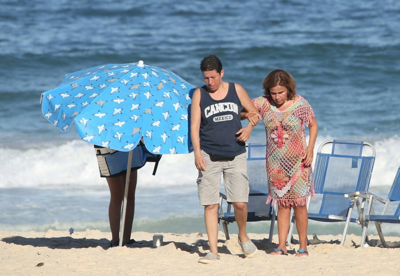 Claudia Rodrigues é flagrada na praia de Ipanema com filha e empresária   - Imagem/AgNews