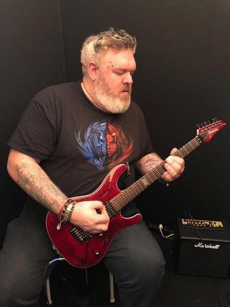  Kristian Nairn toca a guitarra de Kiko Loureiro - Reprodução/Facebook