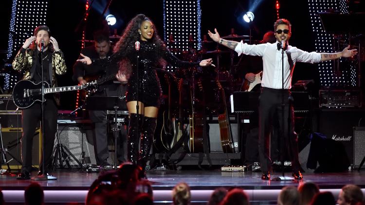 A cantora pop carioca Iza se apresenta com o grupo colombiano Piso 21 no pré-Grammy - David Becker/Getty Images/Laras - David Becker/Getty Images/Laras