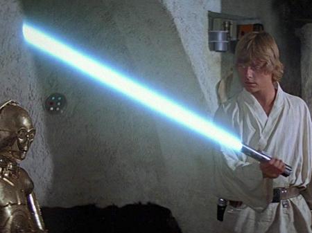 Luke Skywalker testa o sabre de luz em "Star Wars: Uma Nova Esperança" - Divulgação