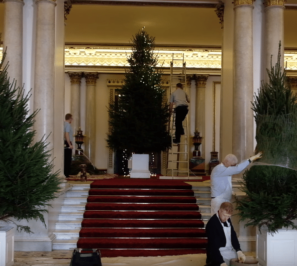 Rainha Elizabeth abre as portas do palácio e mostra sua decoração de Natal - Reprodução/Youtube