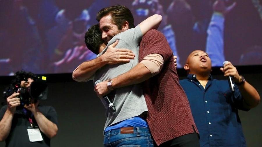 Tom Holland e Jake Gyllenhaal se abraçam em painel da CCXP - Iwi Onodera/UOL