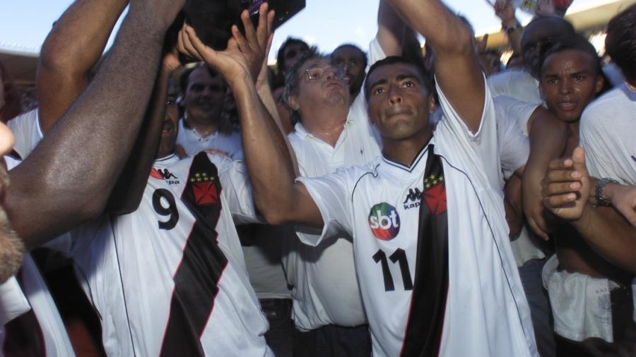 Eurico Miranda (ao fundo), Romário e Viola erguem o troféu da Copa João Havelange 2000, vencida pelo Vasco, que jogou com o logotipo do SBT na camisa - Ormuzd Alves/Folhapress