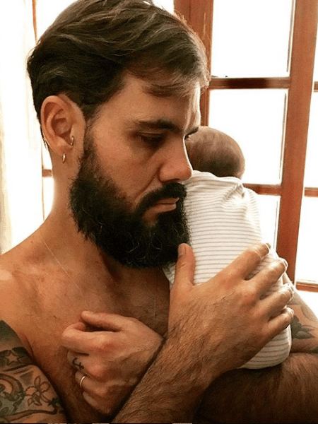 Juliano Cazarré com o filho, Gaspar, no colo - Reprodução/Instagram