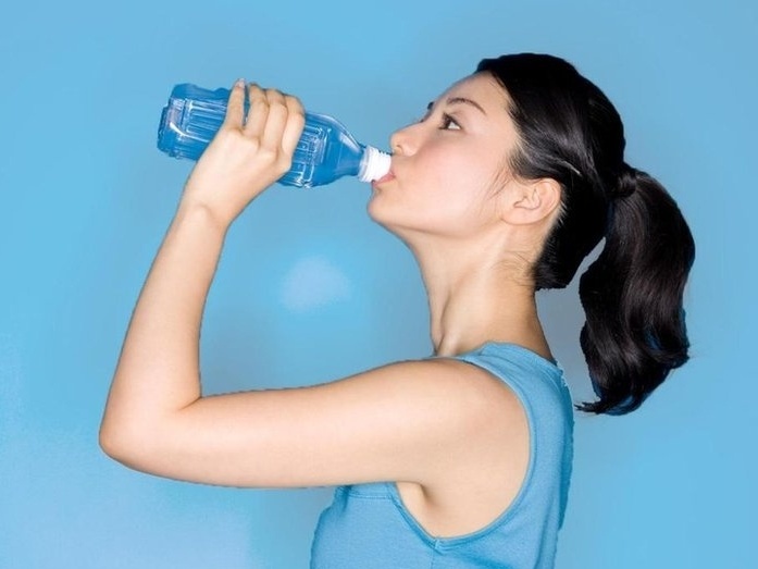 O que acontece com o corpo quando passamos a beber 8 copos d'água por dia?  - 04/11/2016 - UOL VivaBem