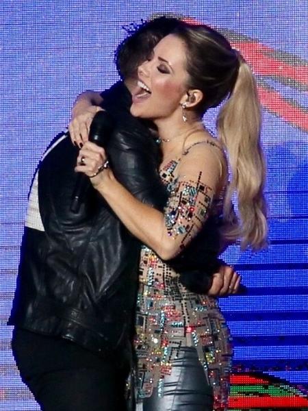 Sandy e Junior se abraçam no final do primeiro show da turnê Nossa História - Manuela Scarpa/Brazil News