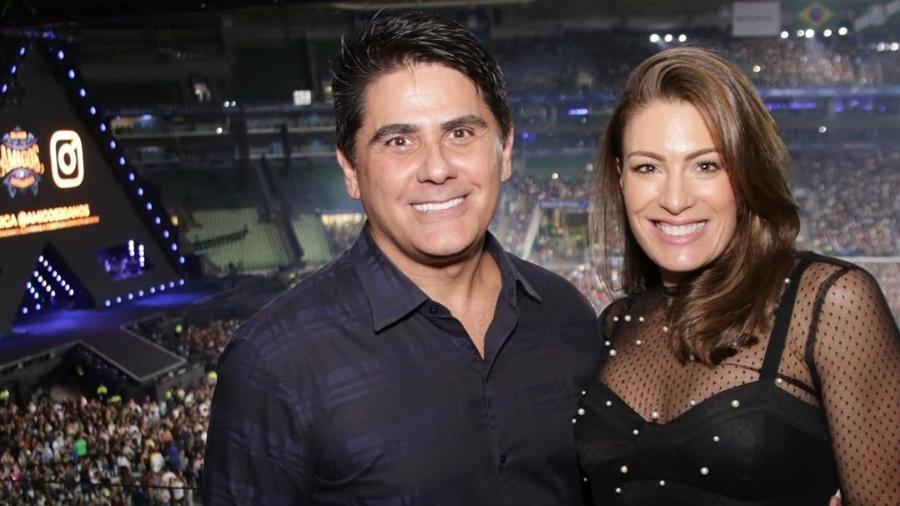 César Filho e a esposa, Elaine Mickely, postam foto durante show dos Amigos, em São Paulo - Reprodução/Instagram