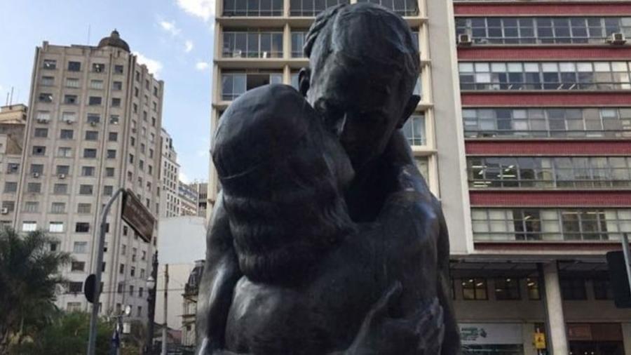 A estátua O Beijo Eterno foi inspirada em um poema de Olavo Bilac - BBC