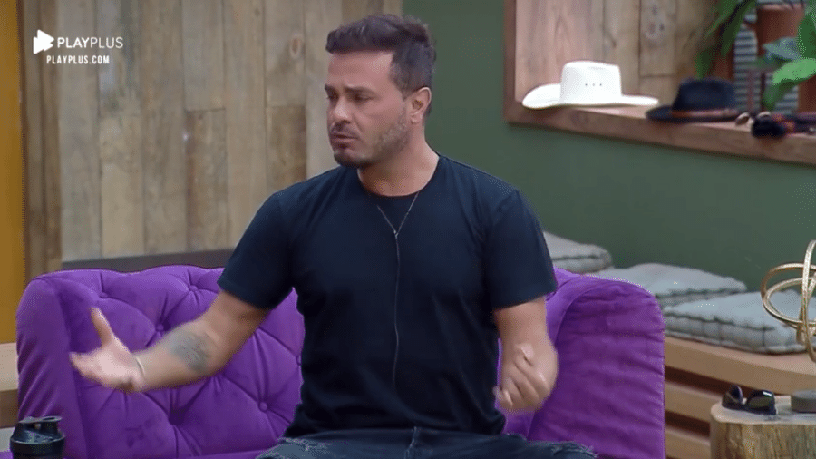 Rodrigo conversa com peões após roça - Reprodução/PlayPlus