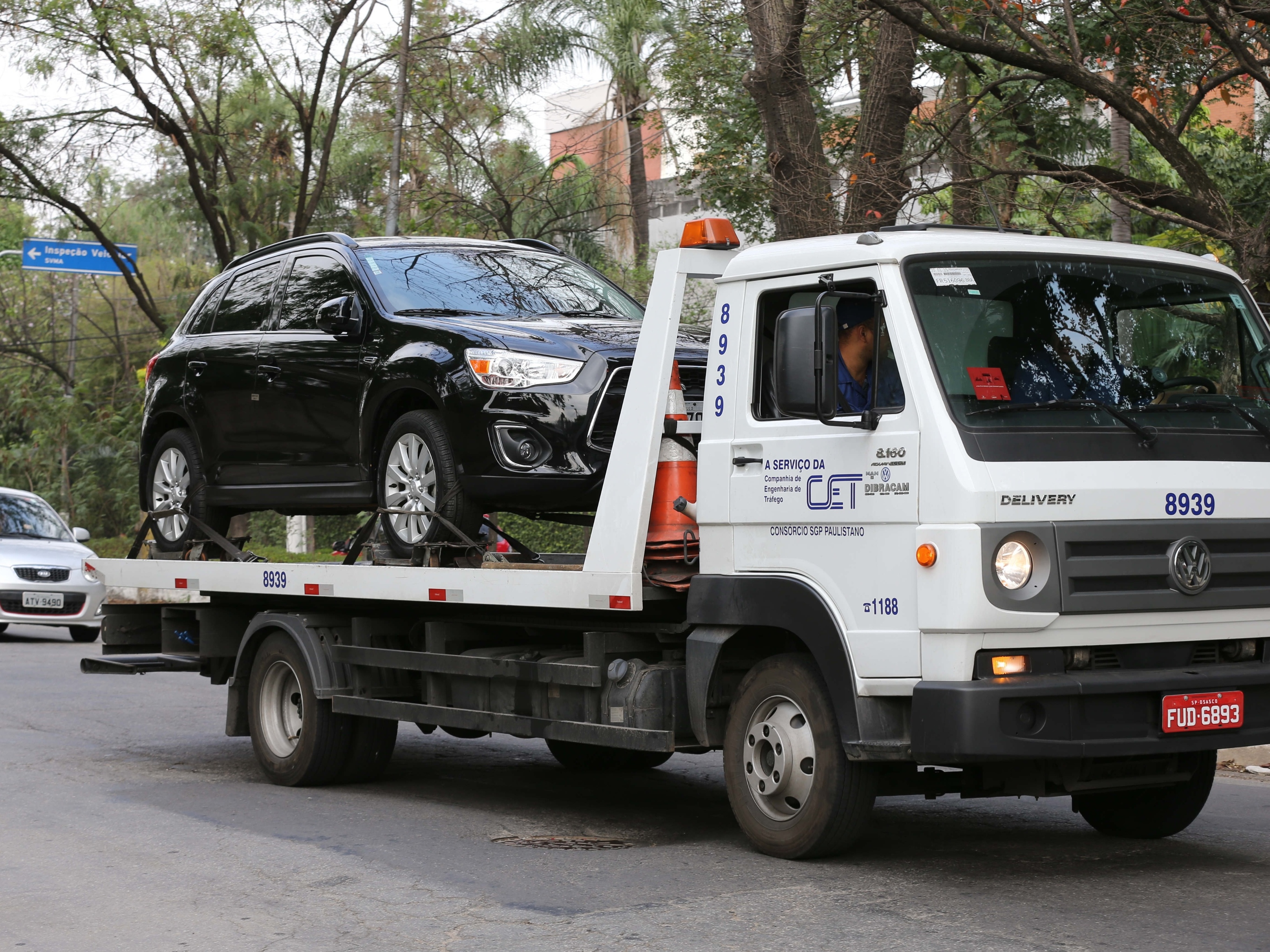 Após denuncia de evento de carros rebaixados, PM guincha carros