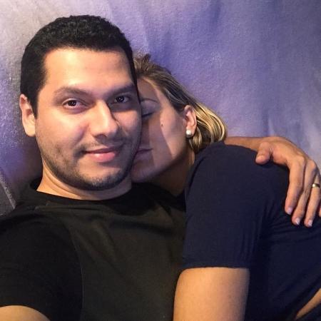 Thiago Lopes e Andressa Urach posam juntos em sessão de cinema em casa - Reprodução/Instagram