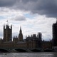 Torre de Vitória, em Londres, com bandeira a meio mastro após o anúncio da morte do príncipe Philip - NIKLAS HALLE'N / AFP