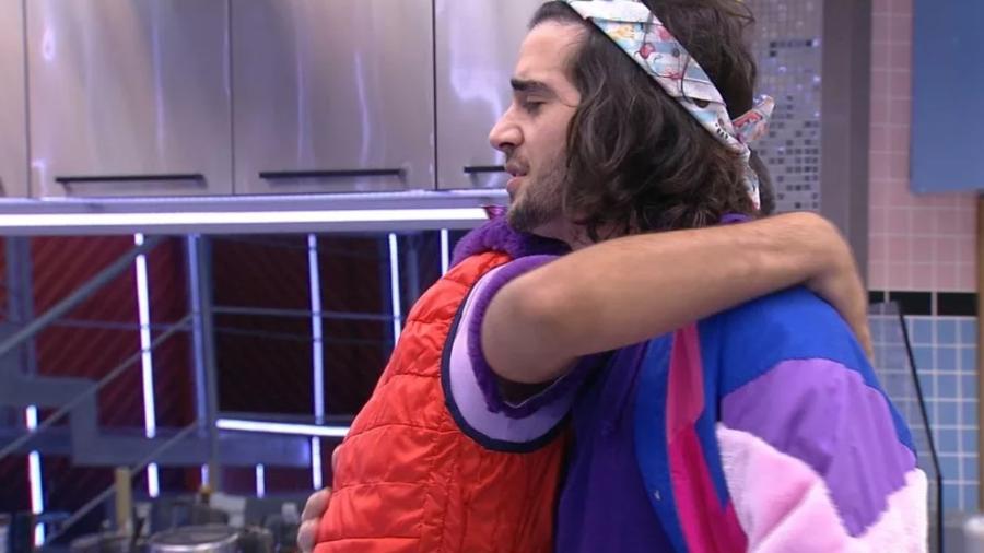 BBB 21: Gilberto e Fiuk se abraçam e torcem para permanecerem na casa - Reprodução/ Globoplay