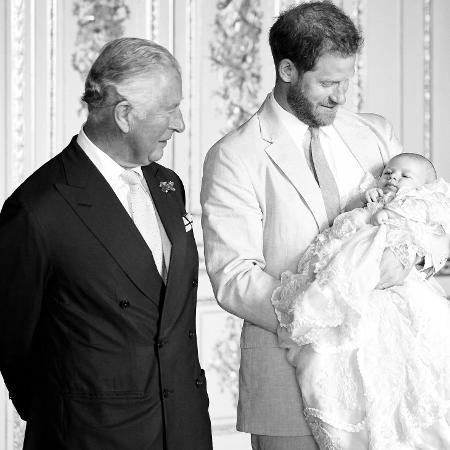 Príncipe Charles, Príncipe Harry e Archie - Reprodução/Twitter